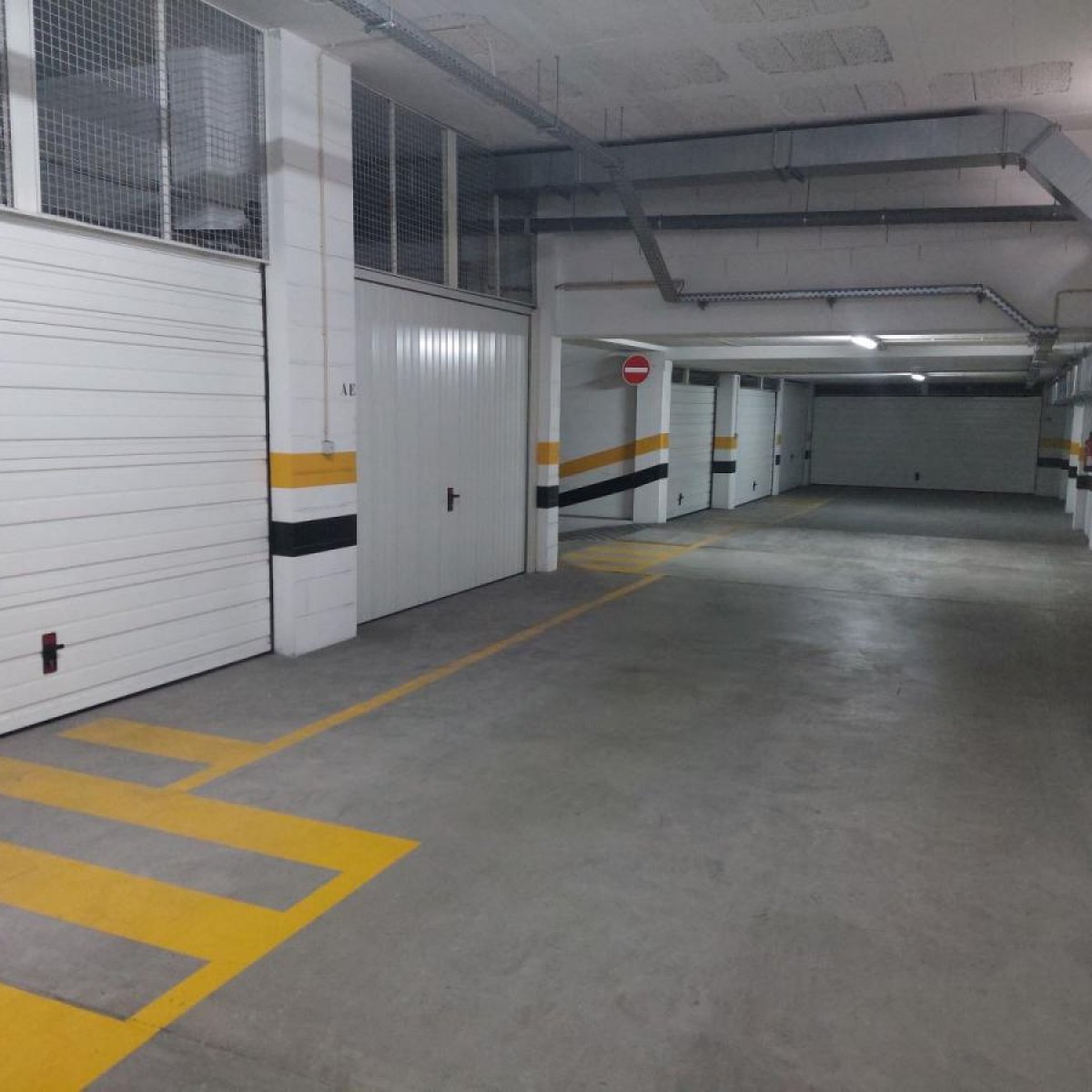Encontram-se disponíveis diversas garagens desde os 16 m² aos 38 m² 