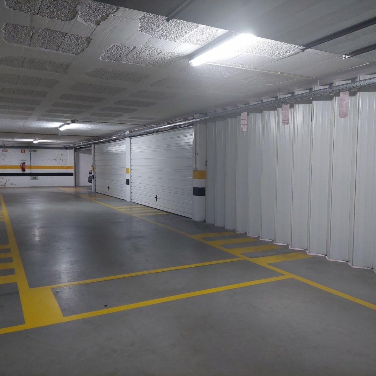 Encontram-se disponíveis diversas garagens desde os 16 m² aos 38 m² 