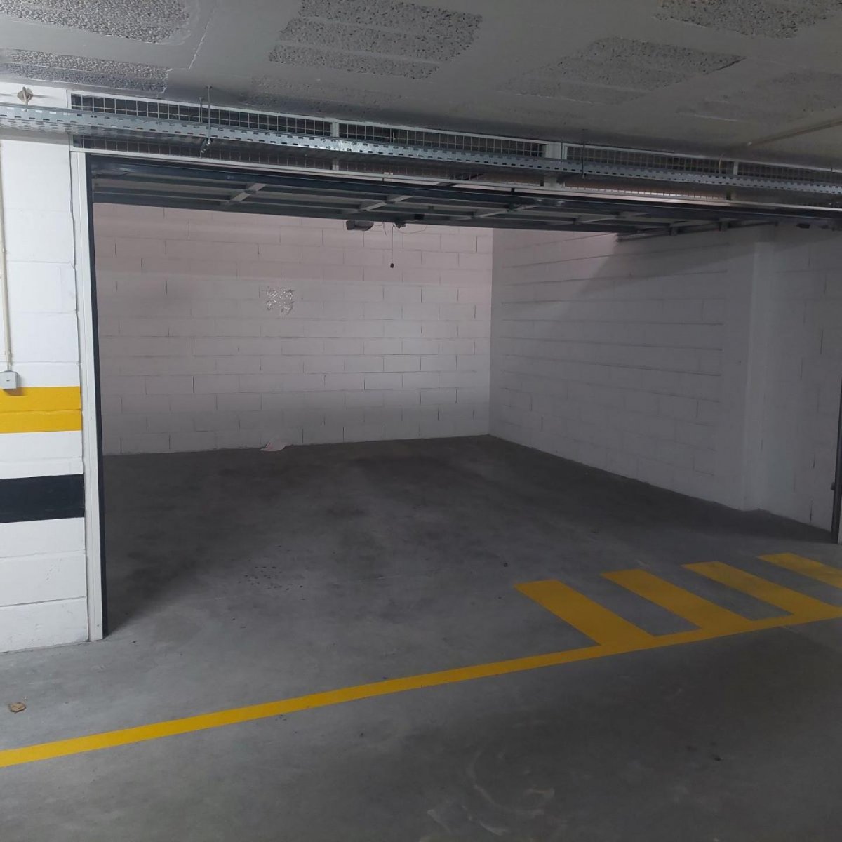 Encontram-se disponíveis diversas garagens desde os 16 m² aos 38 m² 