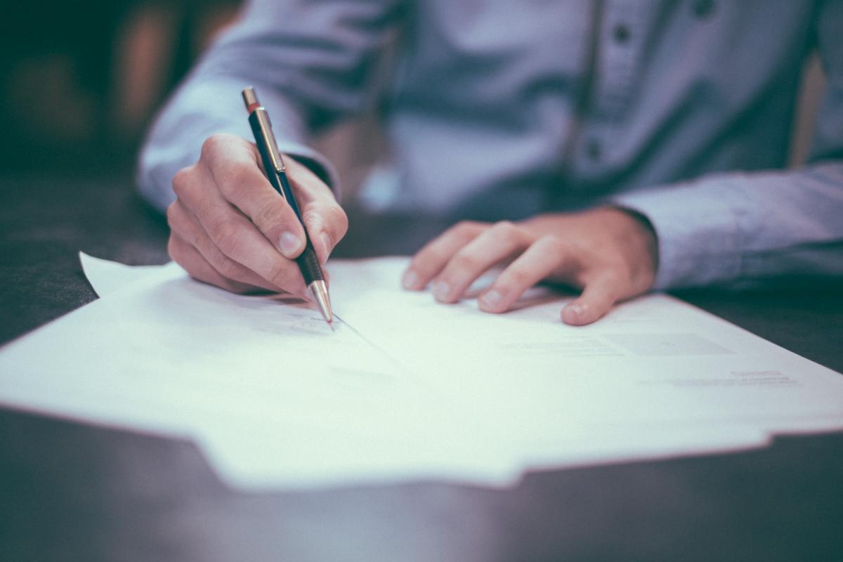 Letras Pequeninas nos Contratos Passam a Ser Proibidas por Lei